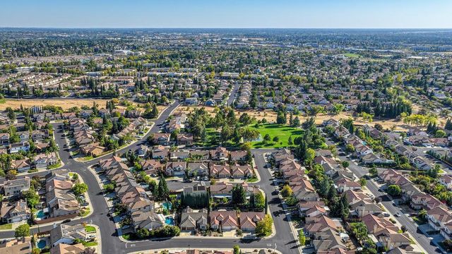 6221 Summer Cloud Dr, Rocklin, CA 95765
