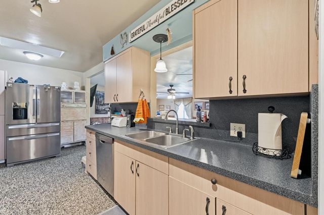 5739 E Hampton Way, Fresno, CA 93727