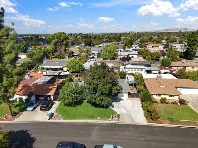 5739 E Hampton Way, Fresno, CA 93727