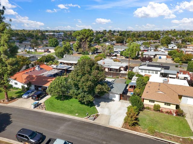 5739 E Hampton Way, Fresno, CA 93727