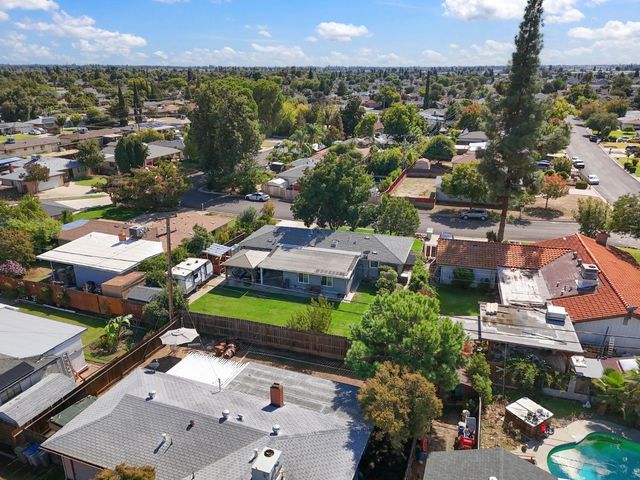 5739 E Hampton Way, Fresno, CA 93727