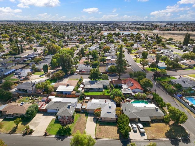 5739 E Hampton Way, Fresno, CA 93727