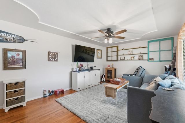 5739 E Hampton Way, Fresno, CA 93727