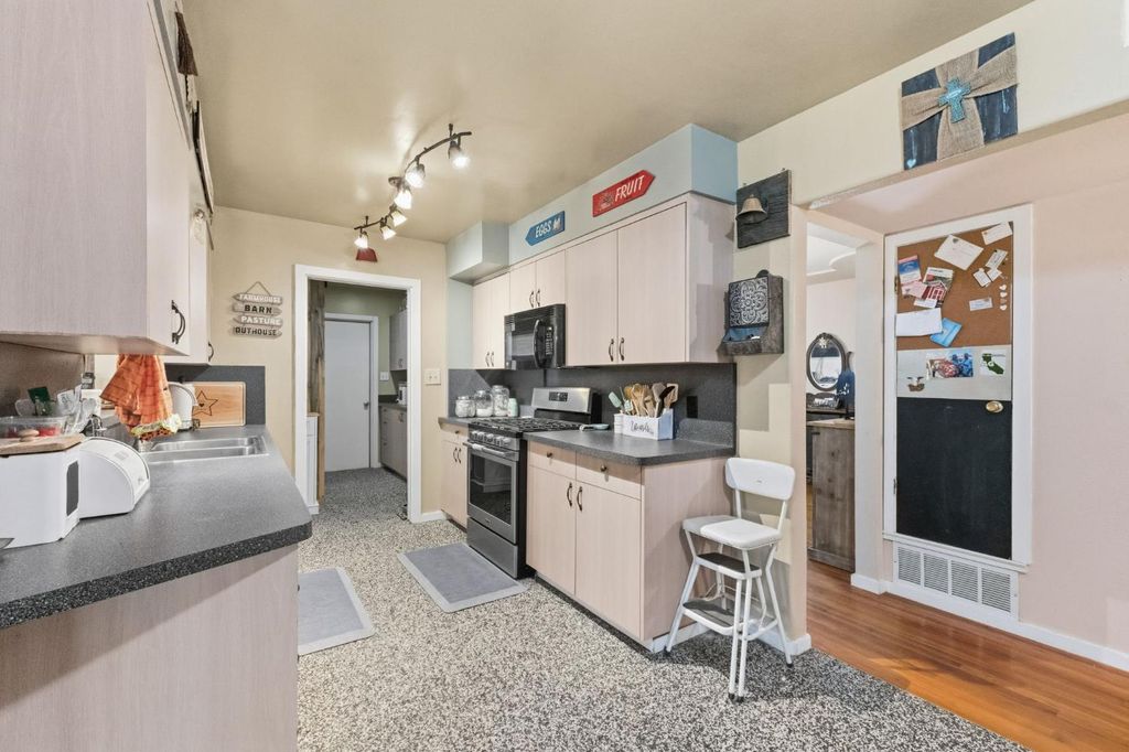 Image 10 of property listing at 5739 E Hampton Way, Fresno, CA 93727