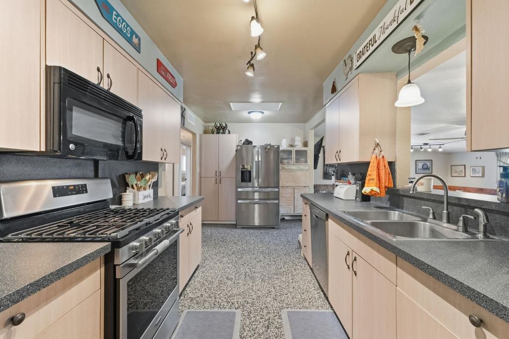 Image 11 of property listing at 5739 E Hampton Way, Fresno, CA 93727