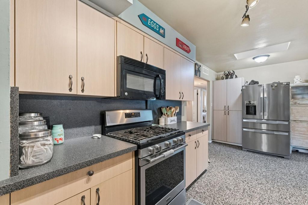 Image 13 of property listing at 5739 E Hampton Way, Fresno, CA 93727