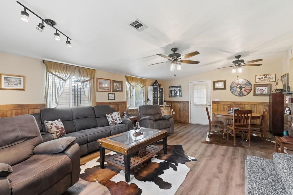 Image 14 of property listing at 5739 E Hampton Way, Fresno, CA 93727