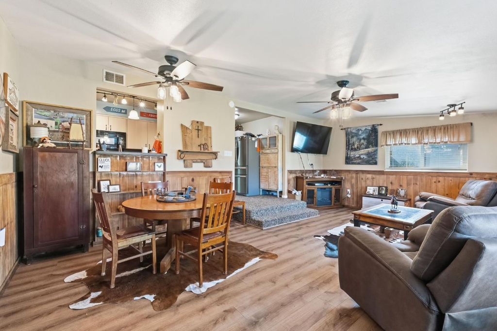 Image 15 of property listing at 5739 E Hampton Way, Fresno, CA 93727