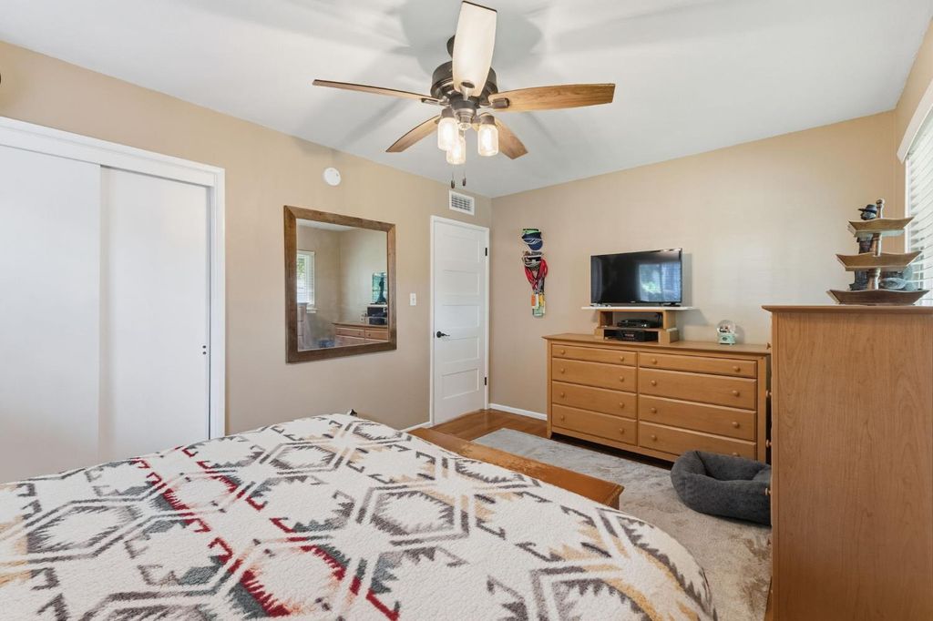 Image 21 of property listing at 5739 E Hampton Way, Fresno, CA 93727