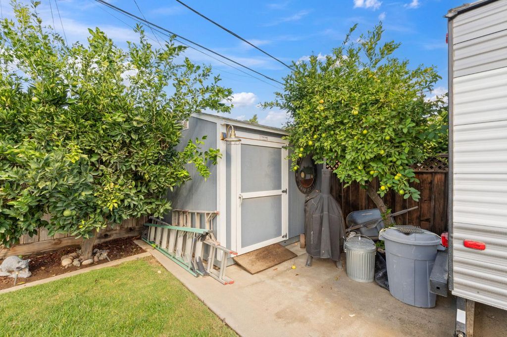 Image 27 of property listing at 5739 E Hampton Way, Fresno, CA 93727