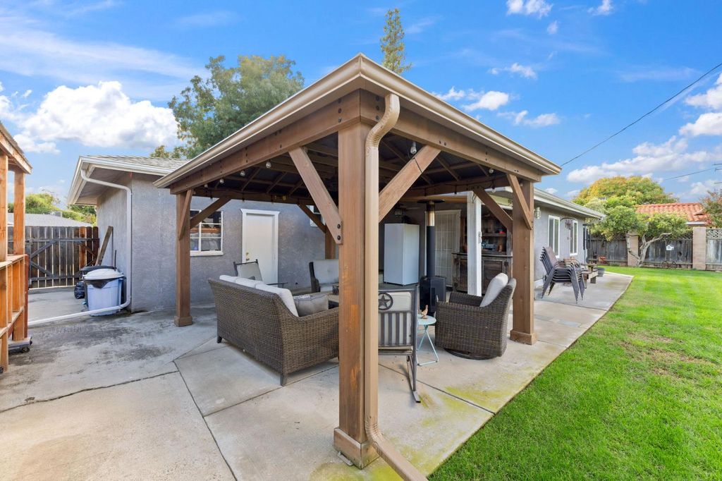 Image 29 of property listing at 5739 E Hampton Way, Fresno, CA 93727