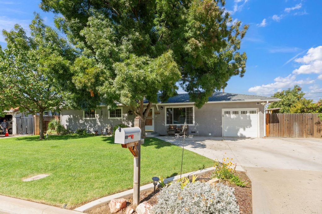 Image 3 of property listing at 5739 E Hampton Way, Fresno, CA 93727