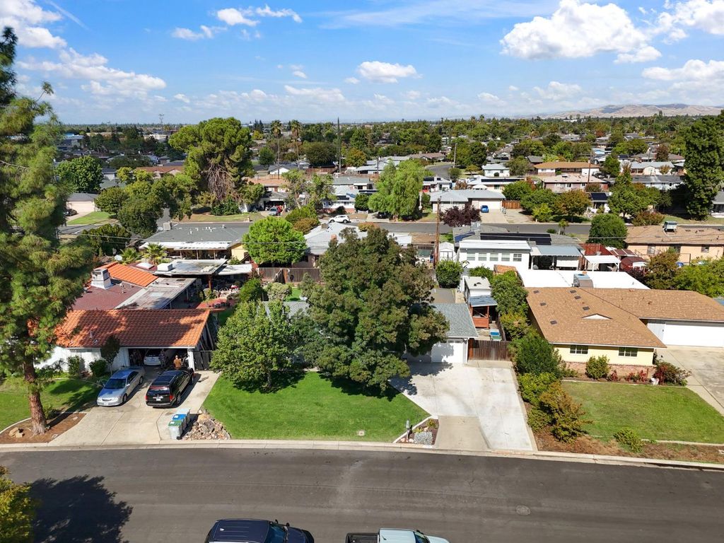 Image 31 of property listing at 5739 E Hampton Way, Fresno, CA 93727