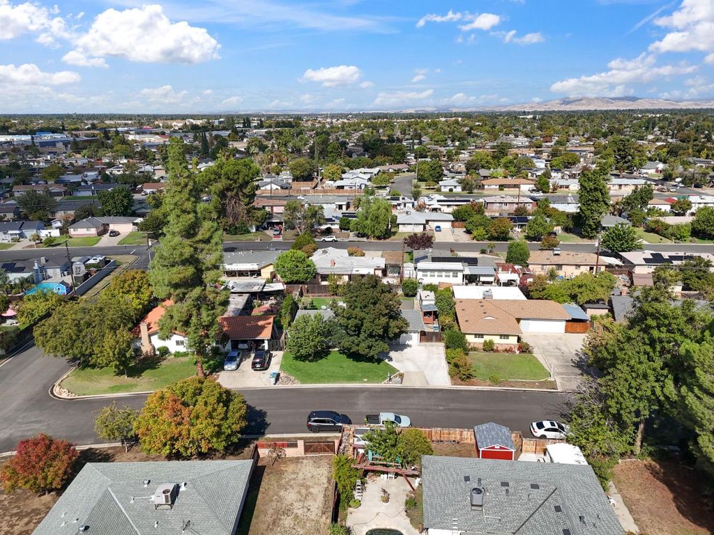 Image 33 of property listing at 5739 E Hampton Way, Fresno, CA 93727