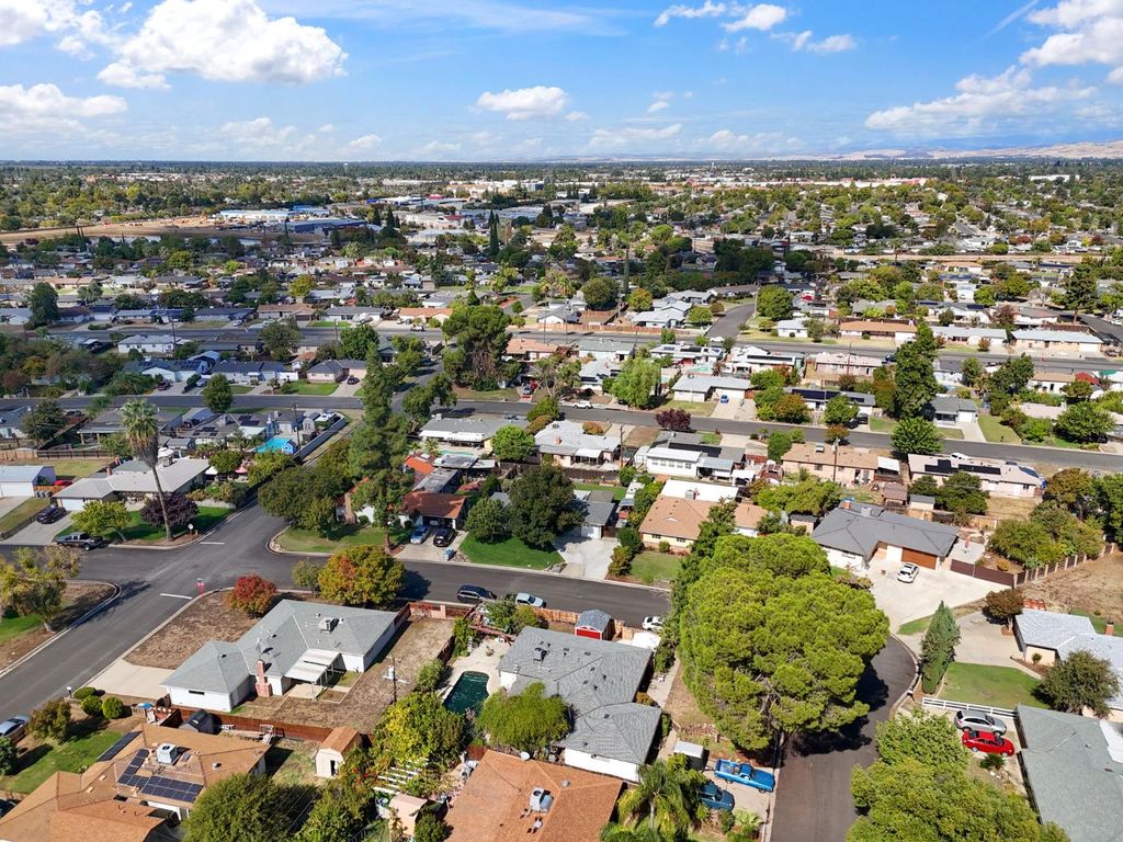 Image 36 of property listing at 5739 E Hampton Way, Fresno, CA 93727