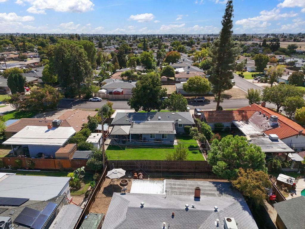 Image 38 of property listing at 5739 E Hampton Way, Fresno, CA 93727