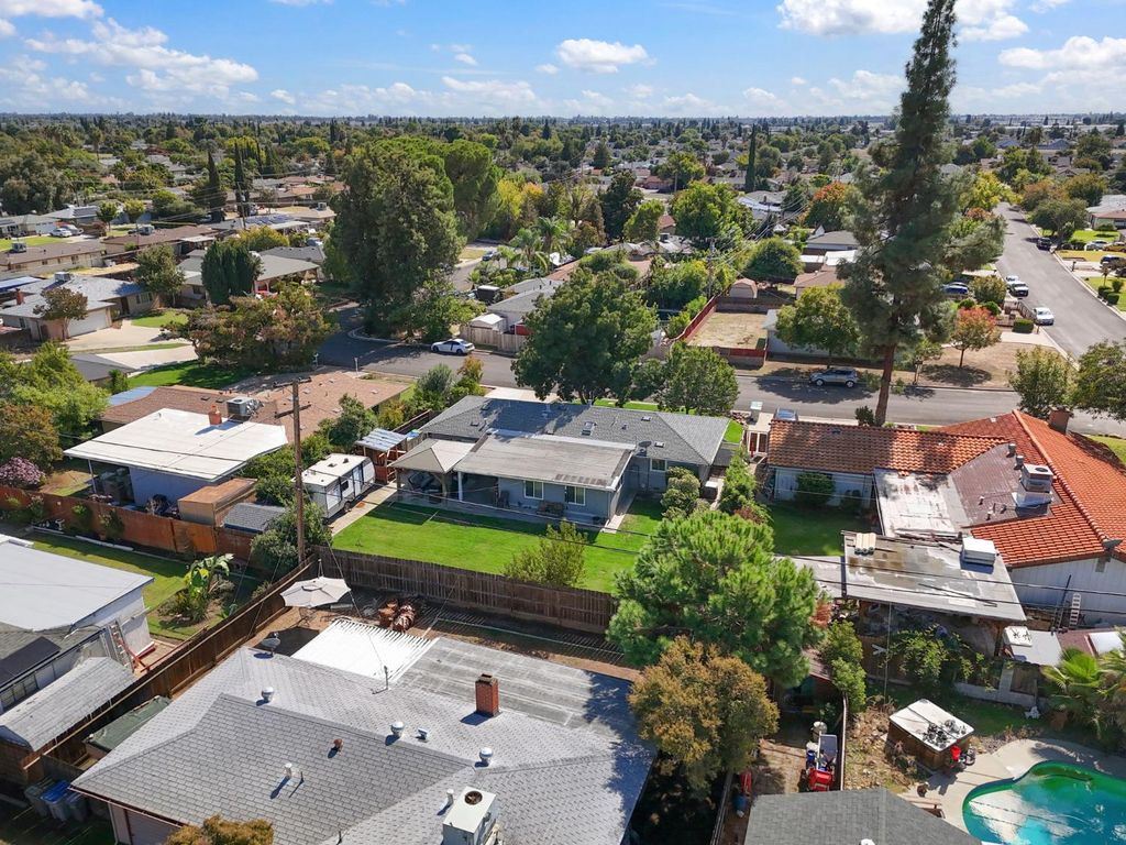 Image 39 of property listing at 5739 E Hampton Way, Fresno, CA 93727