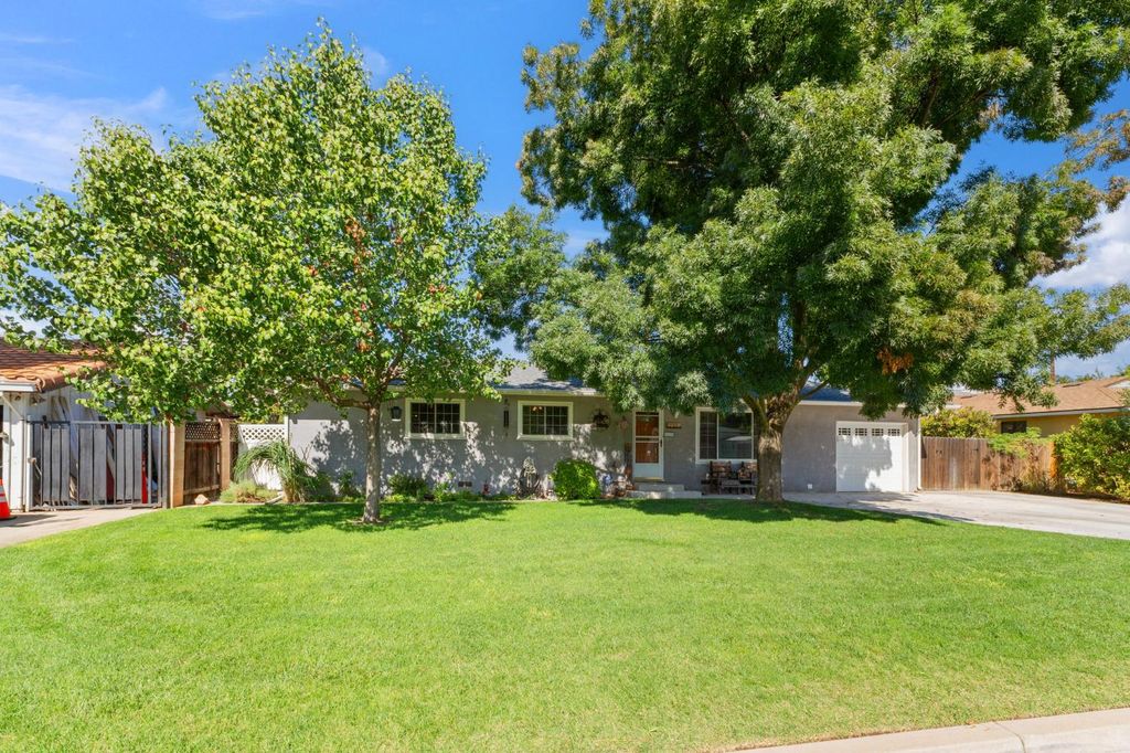 Image 4 of property listing at 5739 E Hampton Way, Fresno, CA 93727