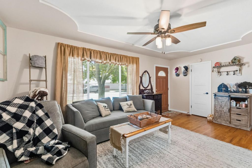 Image 7 of property listing at 5739 E Hampton Way, Fresno, CA 93727