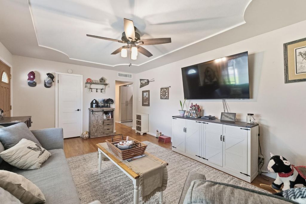 Image 8 of property listing at 5739 E Hampton Way, Fresno, CA 93727