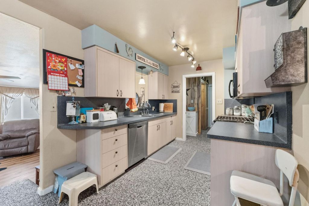 Image 9 of property listing at 5739 E Hampton Way, Fresno, CA 93727