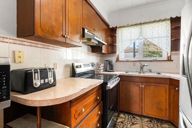 50 Pratt Ave, Somerset, MA 02726