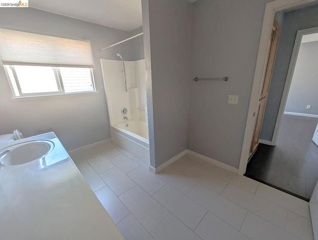 Image 13 of property listing at 4958 4958 Bay View CIR, Stockton, CA 95219