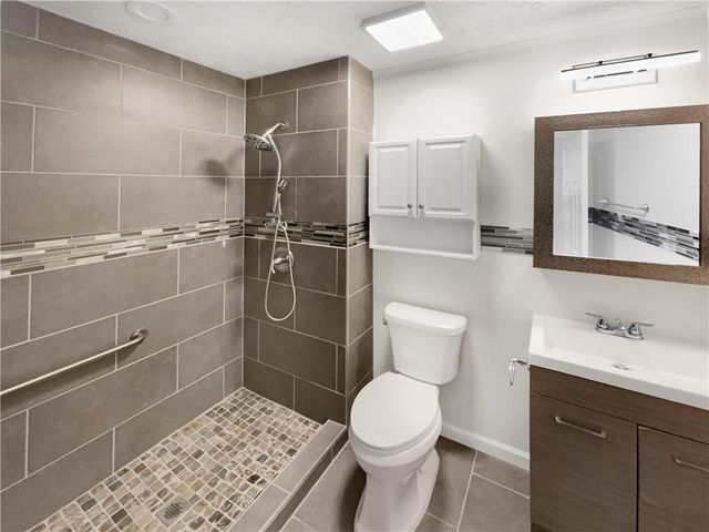 3188 Village Glen Drive, Snellville, GA 30039