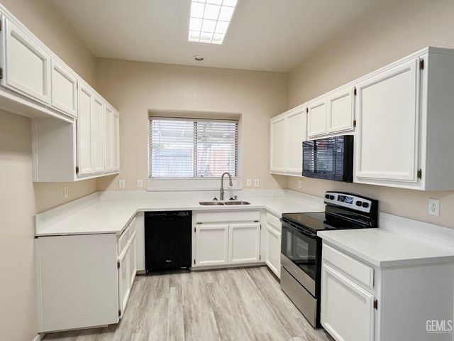 8713 Fox Creek Court, Bakersfield, CA 93312