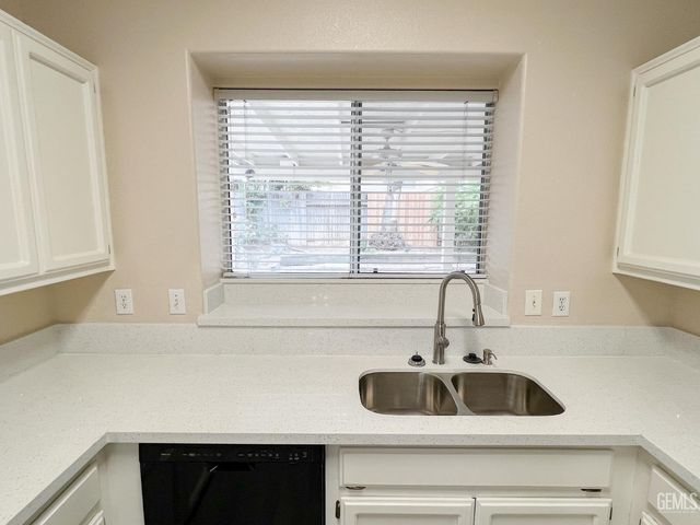 8713 Fox Creek Court, Bakersfield, CA 93312