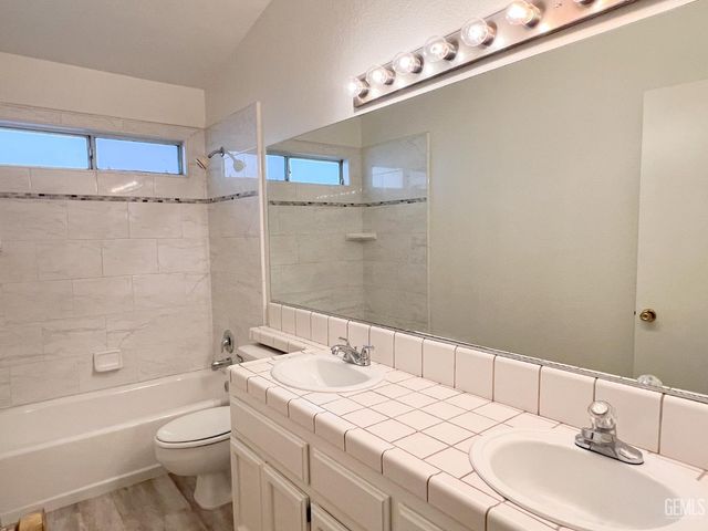 8713 Fox Creek Court, Bakersfield, CA 93312