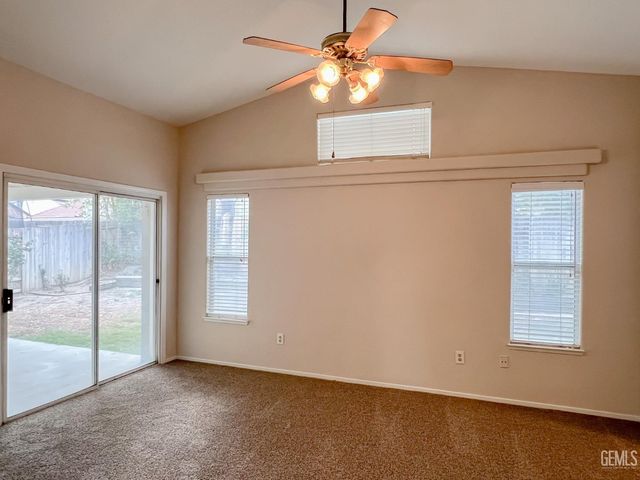 8713 Fox Creek Court, Bakersfield, CA 93312