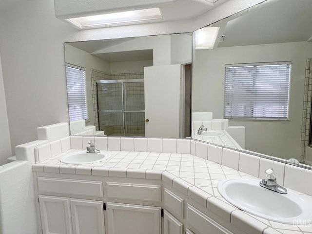 8713 Fox Creek Court, Bakersfield, CA 93312