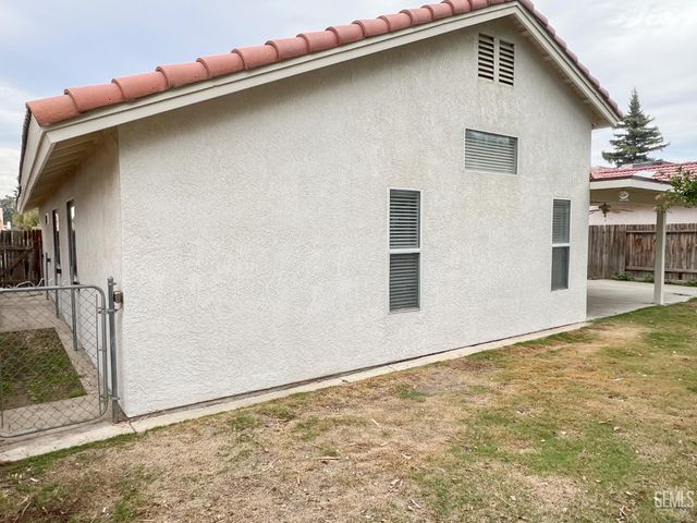 8713 Fox Creek Court, Bakersfield, CA 93312