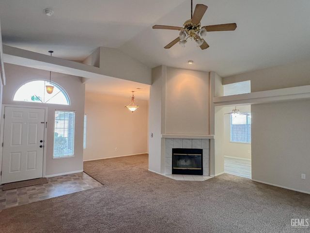 8713 Fox Creek Court, Bakersfield, CA 93312