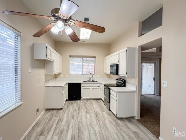 8713 Fox Creek Court, Bakersfield, CA 93312