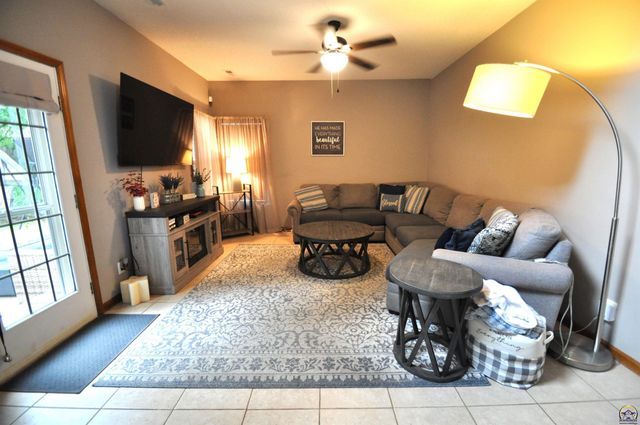 6601 SW Hamptonshire LN, Topeka, KS 66614
