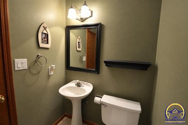 6601 SW Hamptonshire LN, Topeka, KS 66614