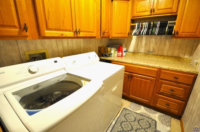 6601 SW Hamptonshire LN, Topeka, KS 66614