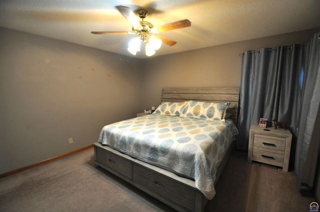 6601 SW Hamptonshire LN, Topeka, KS 66614