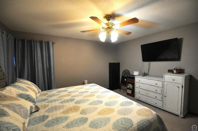 6601 SW Hamptonshire LN, Topeka, KS 66614