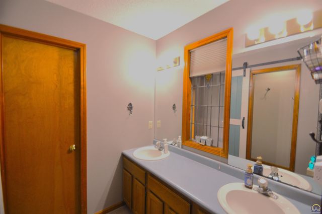 6601 SW Hamptonshire LN, Topeka, KS 66614