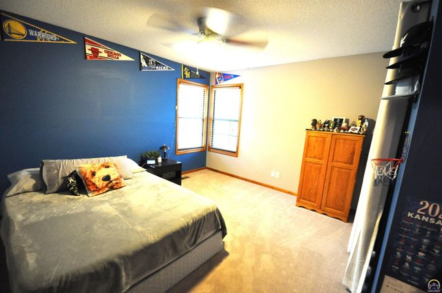 6601 SW Hamptonshire LN, Topeka, KS 66614