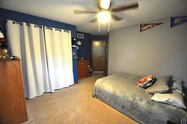 6601 SW Hamptonshire LN, Topeka, KS 66614