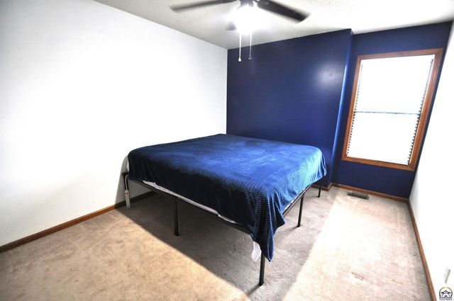 6601 SW Hamptonshire LN, Topeka, KS 66614