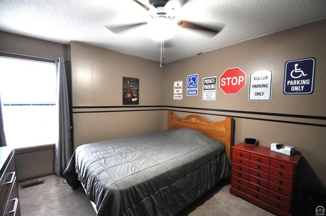 6601 SW Hamptonshire LN, Topeka, KS 66614