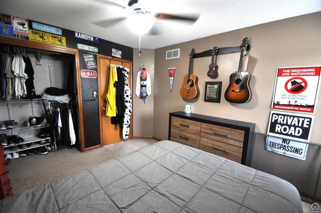 6601 SW Hamptonshire LN, Topeka, KS 66614