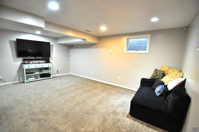 6601 SW Hamptonshire LN, Topeka, KS 66614