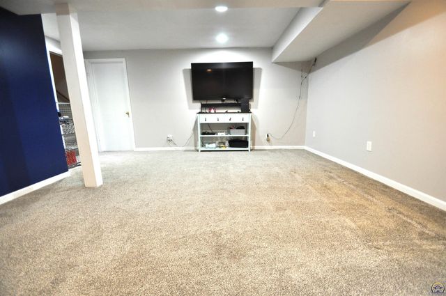 6601 SW Hamptonshire LN, Topeka, KS 66614