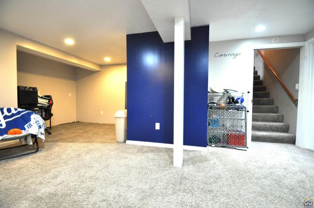6601 SW Hamptonshire LN, Topeka, KS 66614